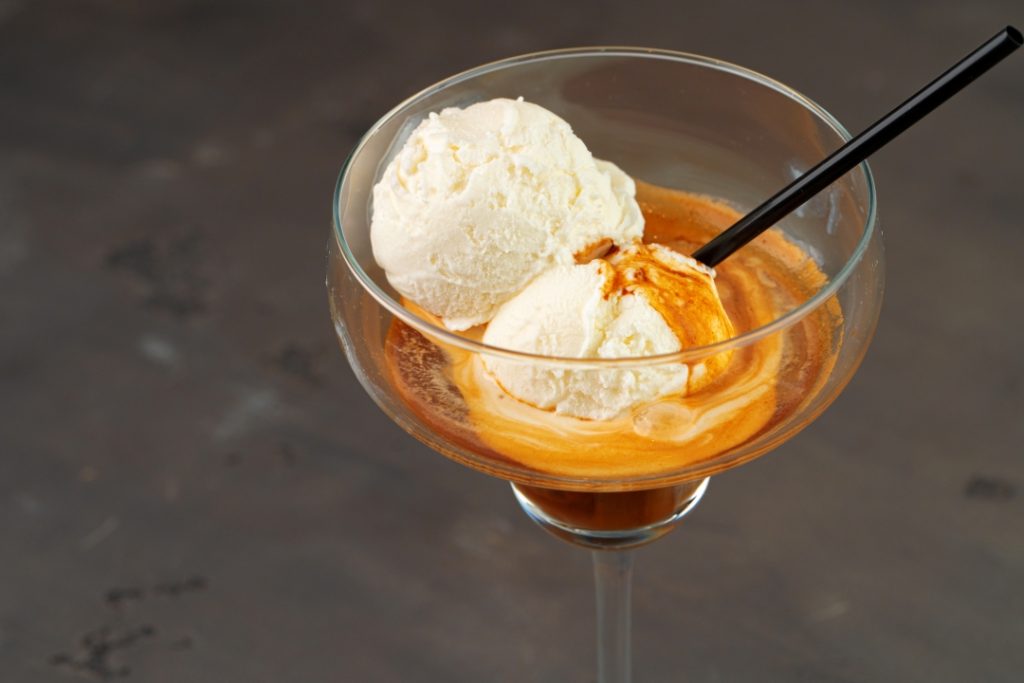 Espresso Affogato - príprava ľadovej kávy so zmrzlinou